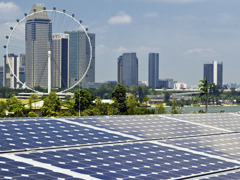 Gesch&auml;ftspartner vor Singapurs Skyline: Von dem Stadtstaat aus in die wichtigsten M&auml;rkte Asiens